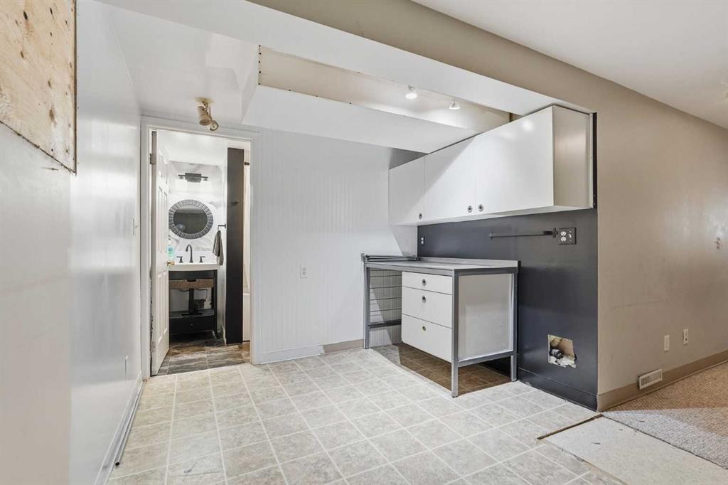 9032 Fairmount Drive Se, Calgary, AB - Indoor