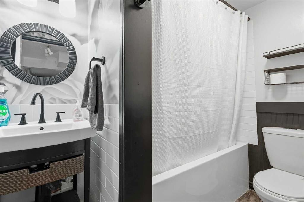 9032 Fairmount Drive Se, Calgary, AB - Indoor Photo Showing Bathroom