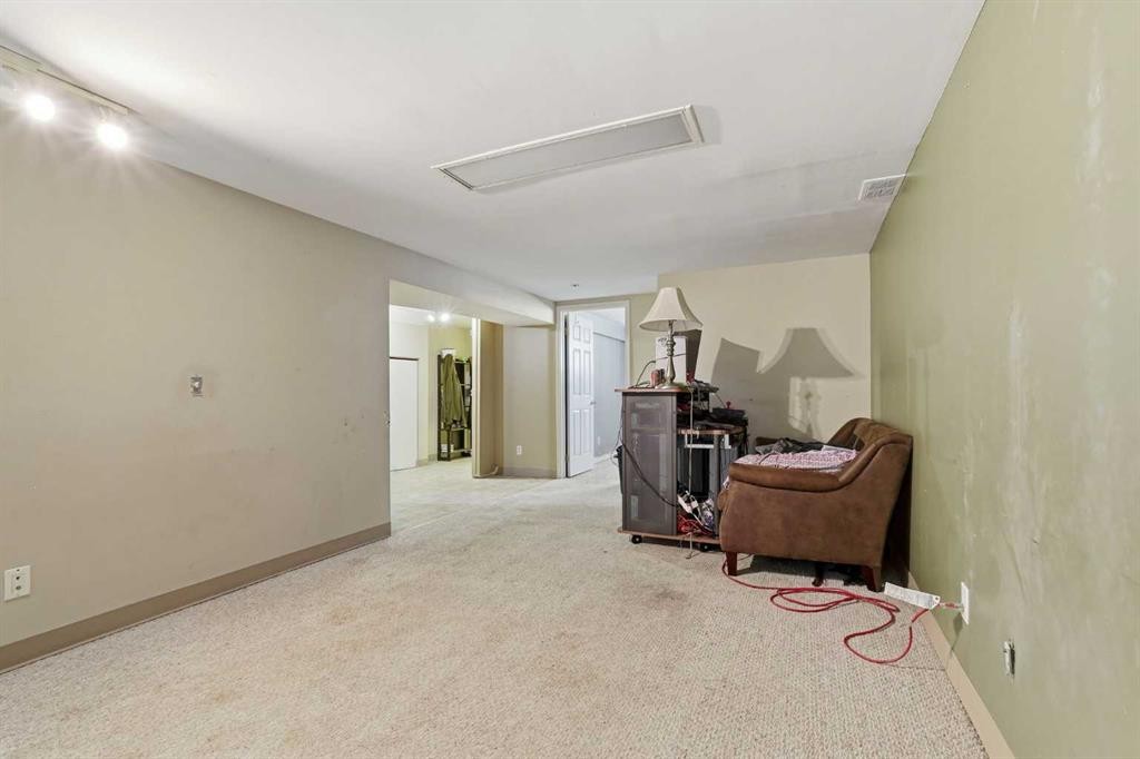 9032 Fairmount Drive Se, Calgary, AB - Indoor Photo Showing Other Room
