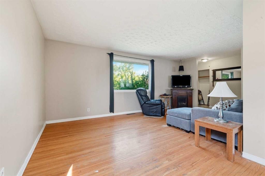 9032 Fairmount Drive Se, Calgary, AB - Indoor Photo Showing Living Room