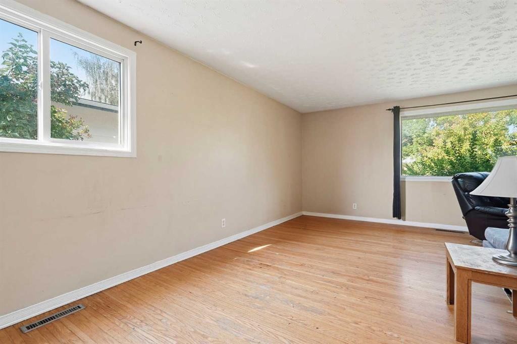 9032 Fairmount Drive Se, Calgary, AB - Indoor Photo Showing Other Room