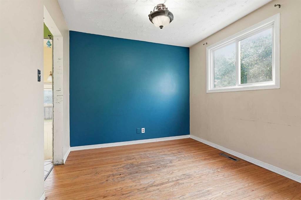 9032 Fairmount Drive Se, Calgary, AB - Indoor Photo Showing Other Room