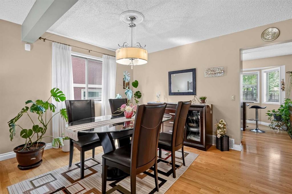 80 Hawkhill Way Nw, Calgary, AB - Indoor Photo Showing Dining Room