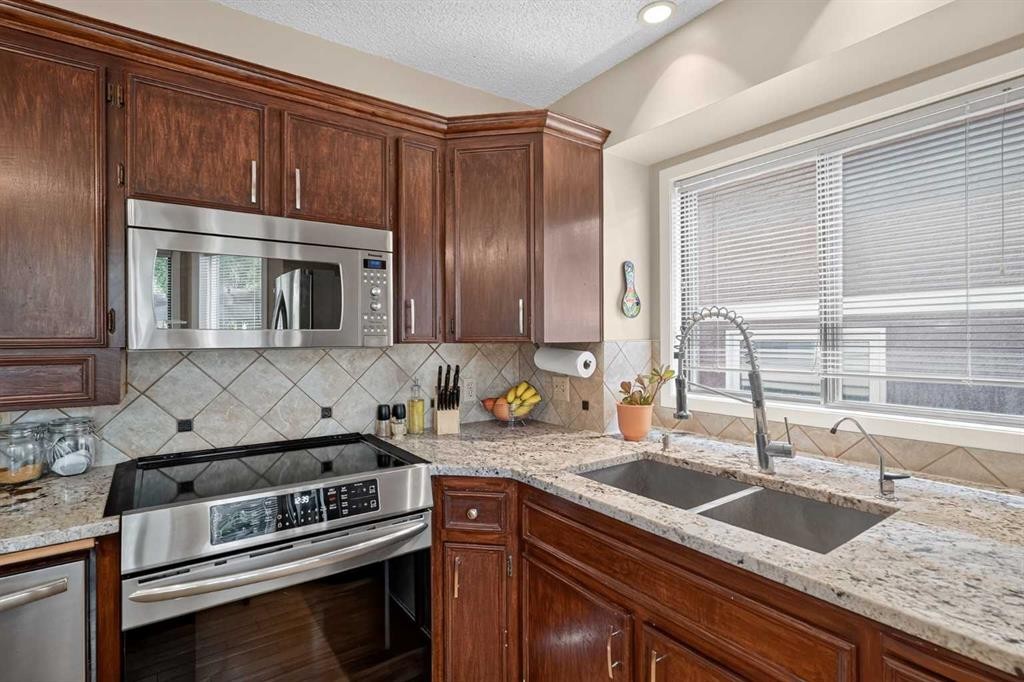 80 Hawkhill Way Nw, Calgary, AB - Indoor Photo Showing Kitchen With Stainless Steel Kitchen With Double Sink With Upgraded Kitchen