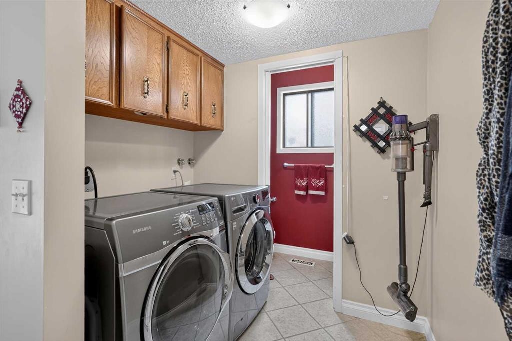 80 Hawkhill Way Nw, Calgary, AB - Indoor Photo Showing Laundry Room