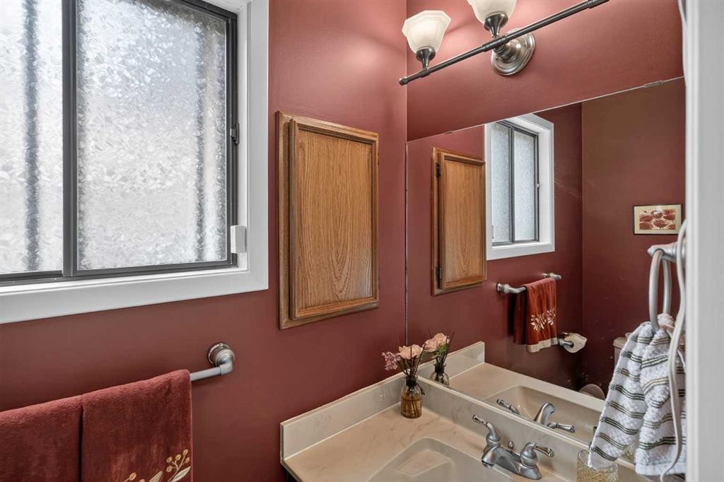 80 Hawkhill Way Nw, Calgary, AB - Indoor Photo Showing Bathroom