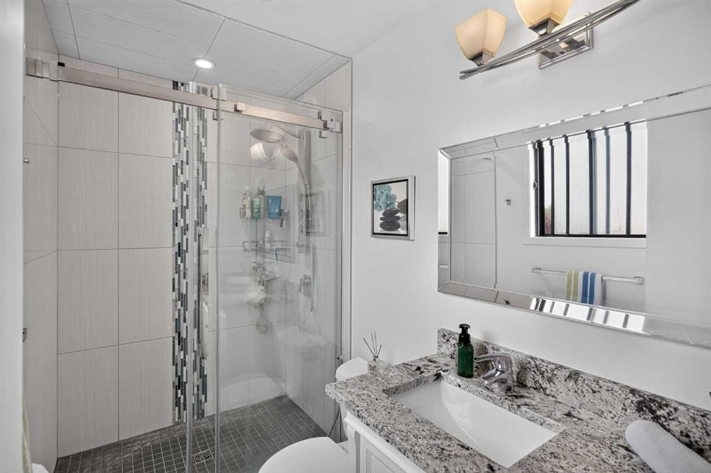 80 Hawkhill Way Nw, Calgary, AB - Indoor Photo Showing Bathroom