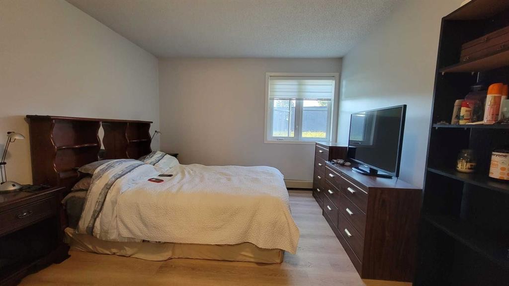 13-2000 Edenwold Heights Nw, Calgary, AB - Indoor Photo Showing Bedroom