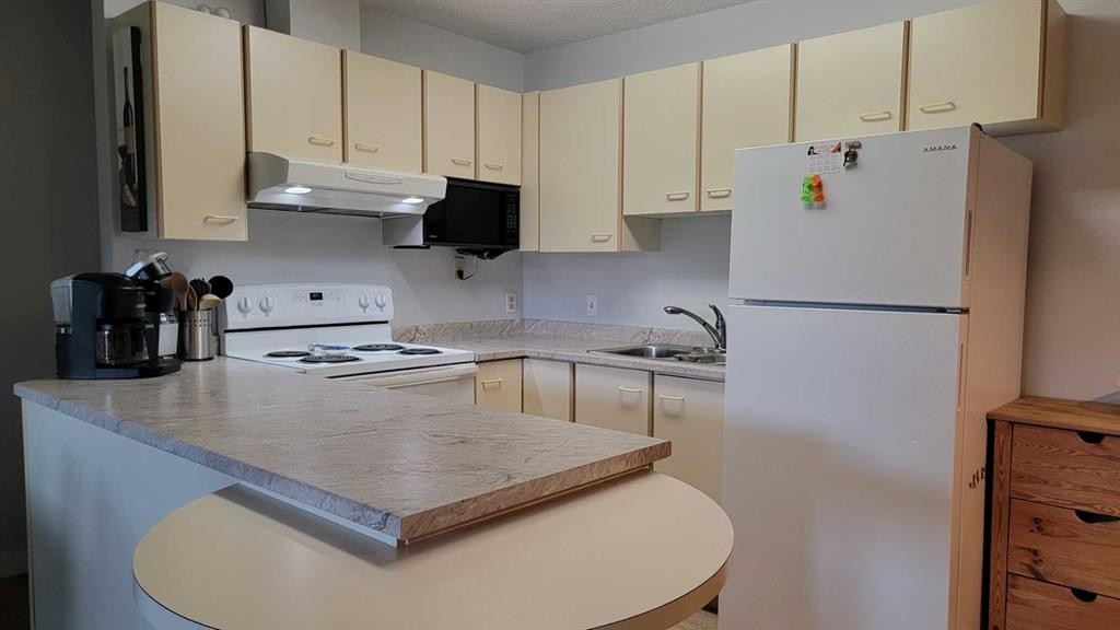 13-2000 Edenwold Heights Nw, Calgary, AB - Indoor Photo Showing Kitchen
