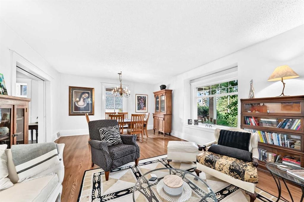 1925 10 Street Sw, Calgary, AB - Indoor Photo Showing Living Room