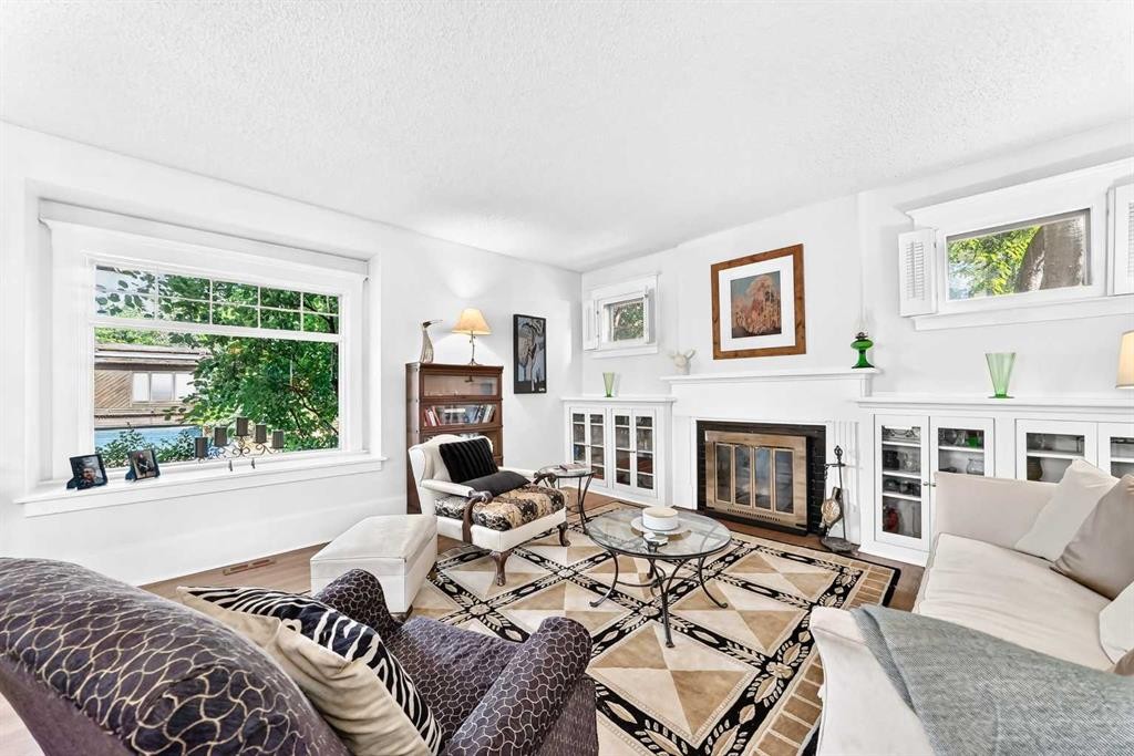 1925 10 Street Sw, Calgary, AB - Indoor With Fireplace
