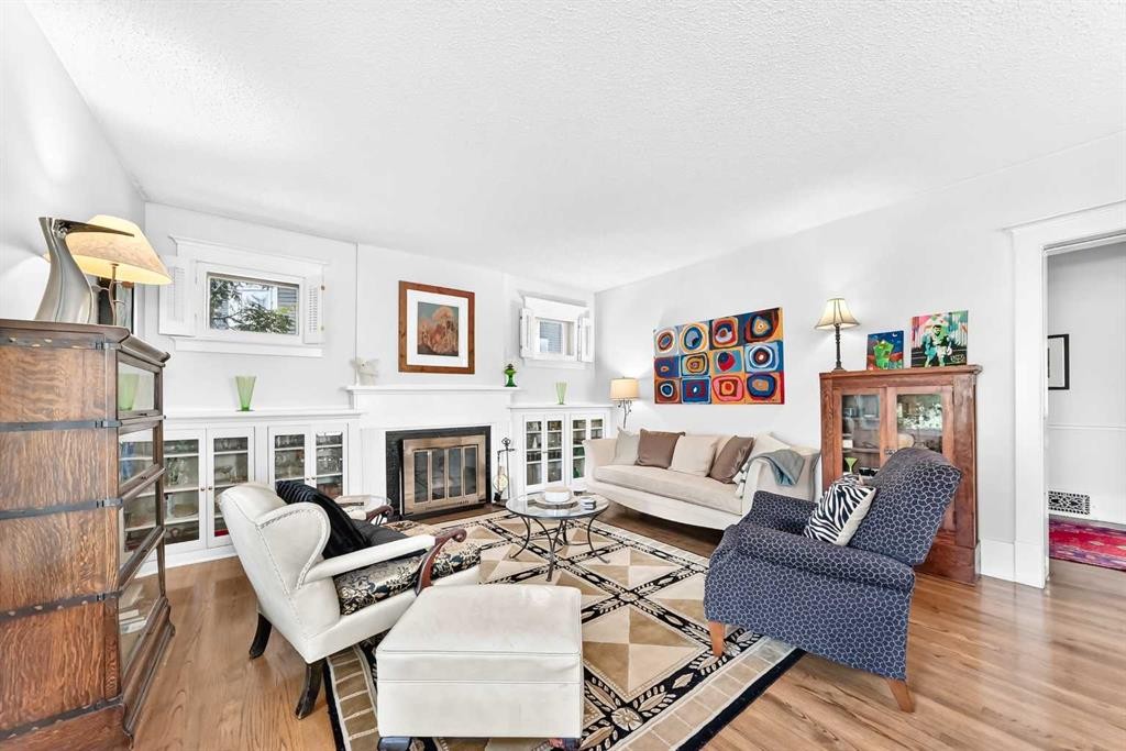 1925 10 Street Sw, Calgary, AB - Indoor Photo Showing Living Room With Fireplace