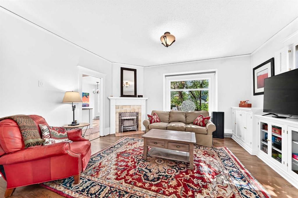 1925 10 Street Sw, Calgary, AB - Indoor Photo Showing Living Room With Fireplace