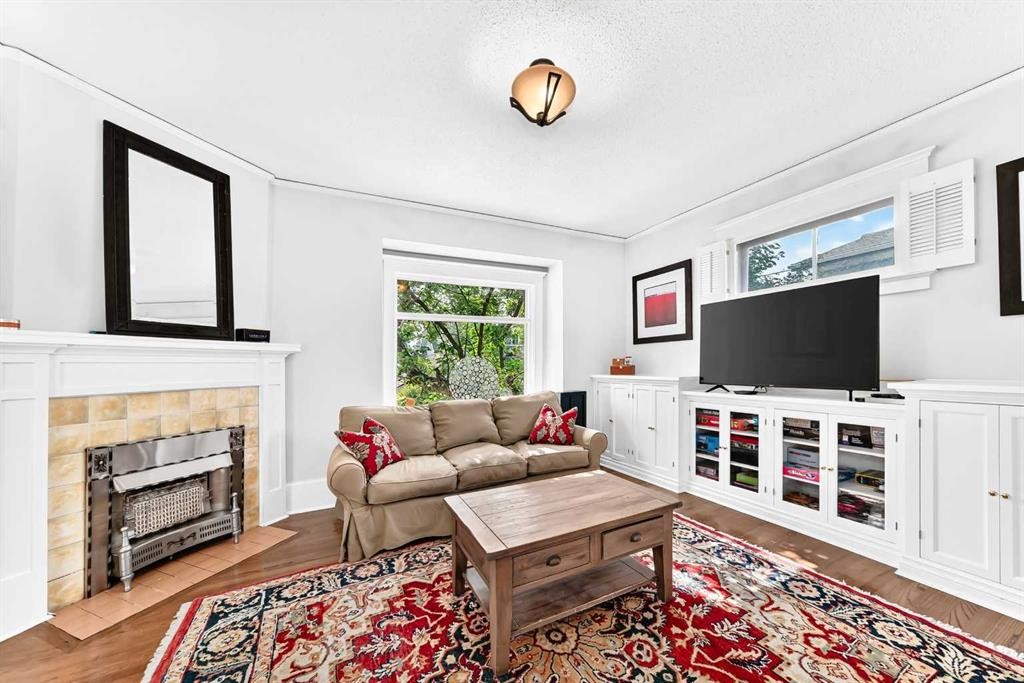 1925 10 Street Sw, Calgary, AB - Indoor Photo Showing Living Room With Fireplace