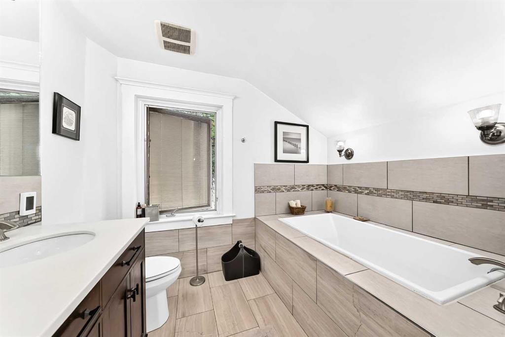 1925 10 Street Sw, Calgary, AB - Indoor Photo Showing Bathroom
