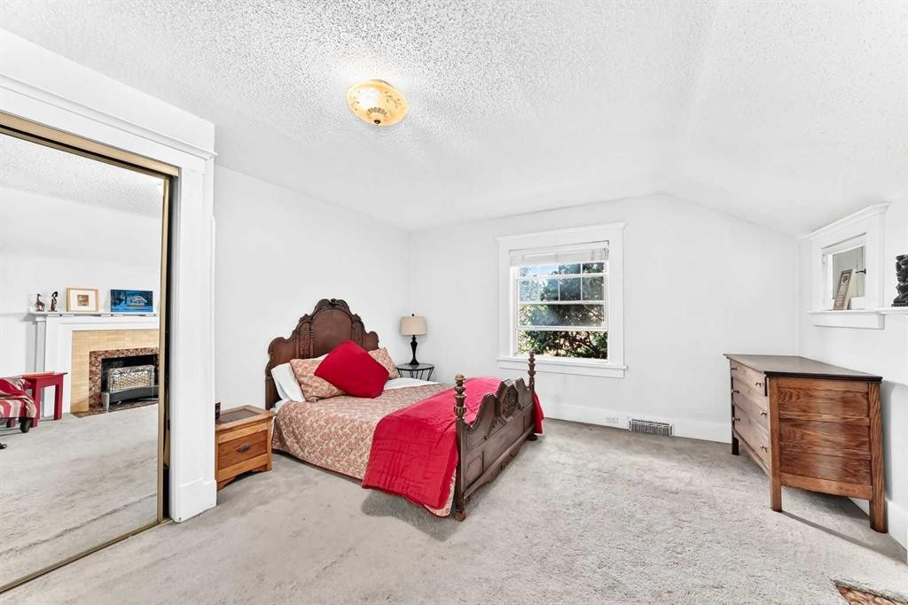 1925 10 Street Sw, Calgary, AB - Indoor Photo Showing Bedroom