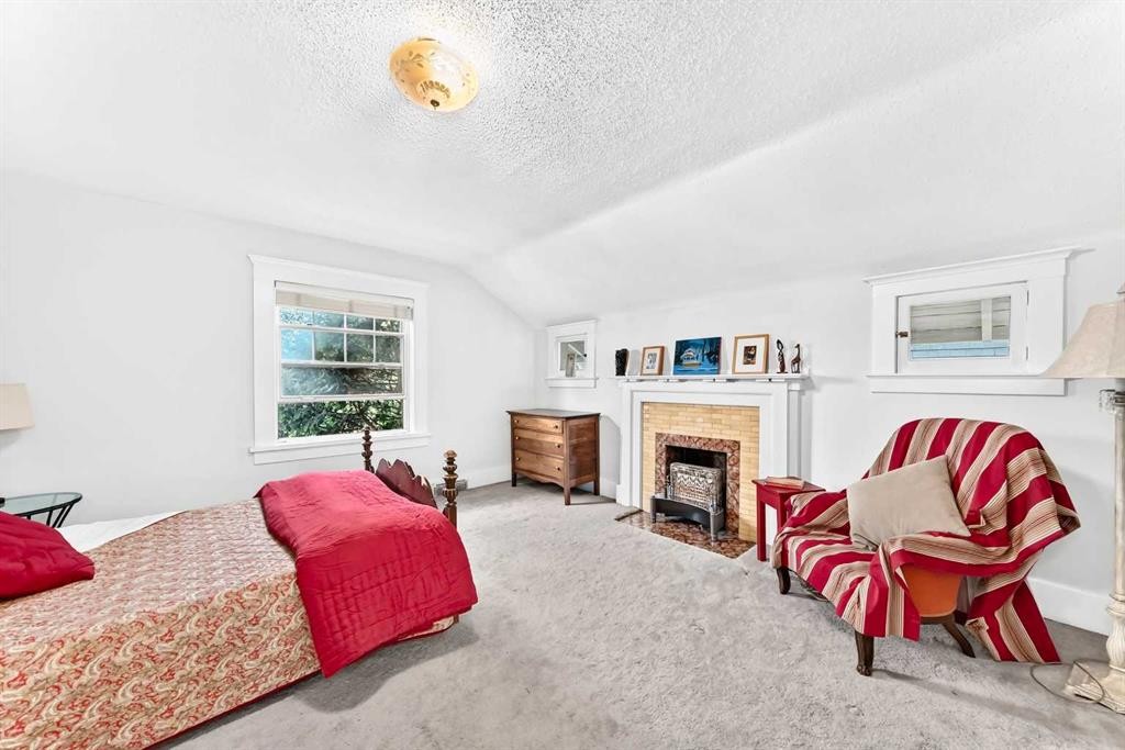 1925 10 Street Sw, Calgary, AB - Indoor With Fireplace