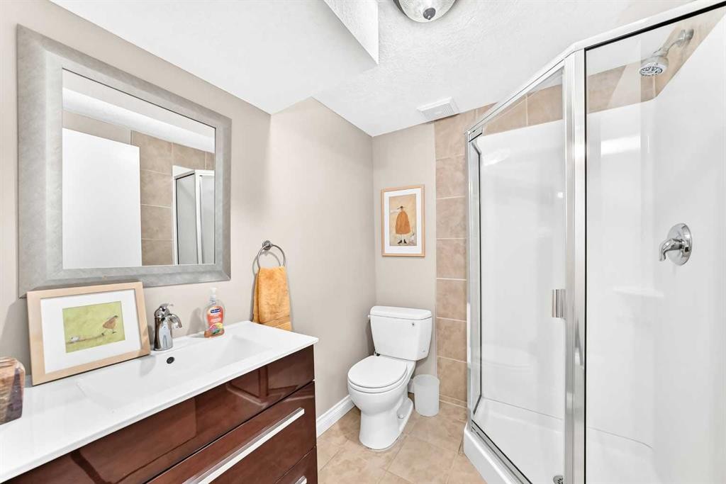 1925 10 Street Sw, Calgary, AB - Indoor Photo Showing Bathroom