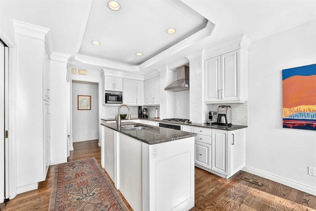 1925 10 Street Sw, Calgary, AB - Indoor Photo Showing Kitchen With Double Sink