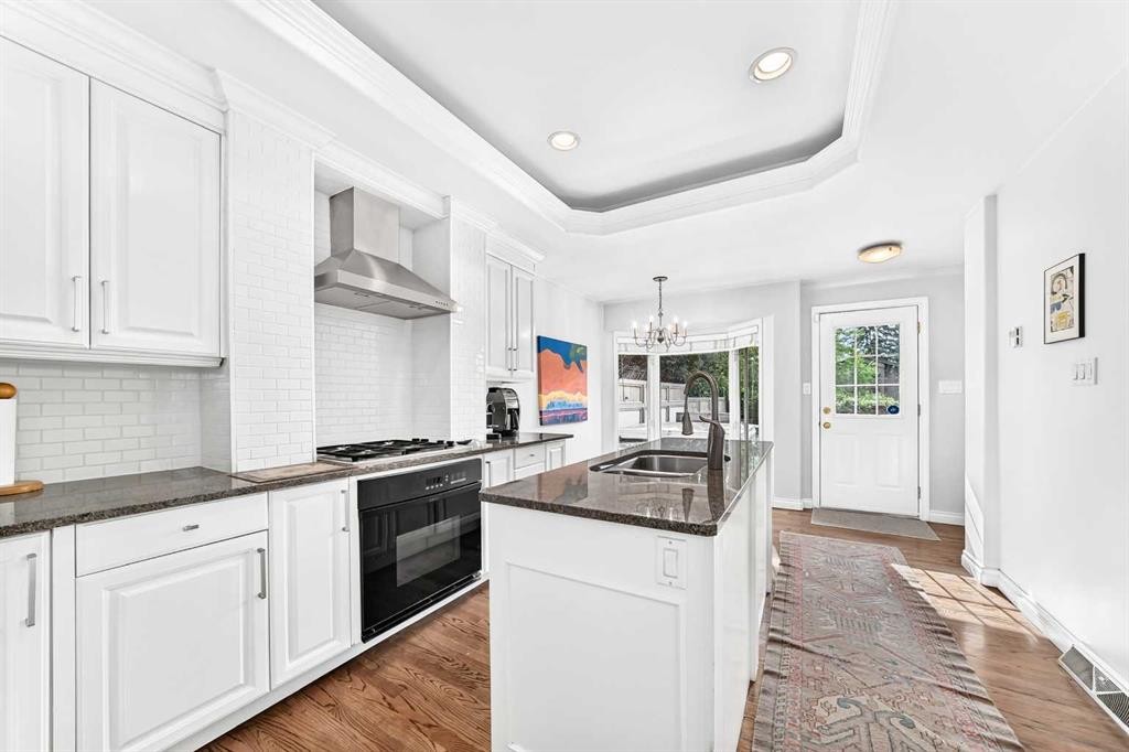 1925 10 Street Sw, Calgary, AB - Indoor Photo Showing Kitchen With Upgraded Kitchen