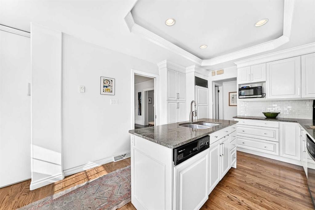 1925 10 Street Sw, Calgary, AB - Indoor Photo Showing Kitchen With Double Sink With Upgraded Kitchen