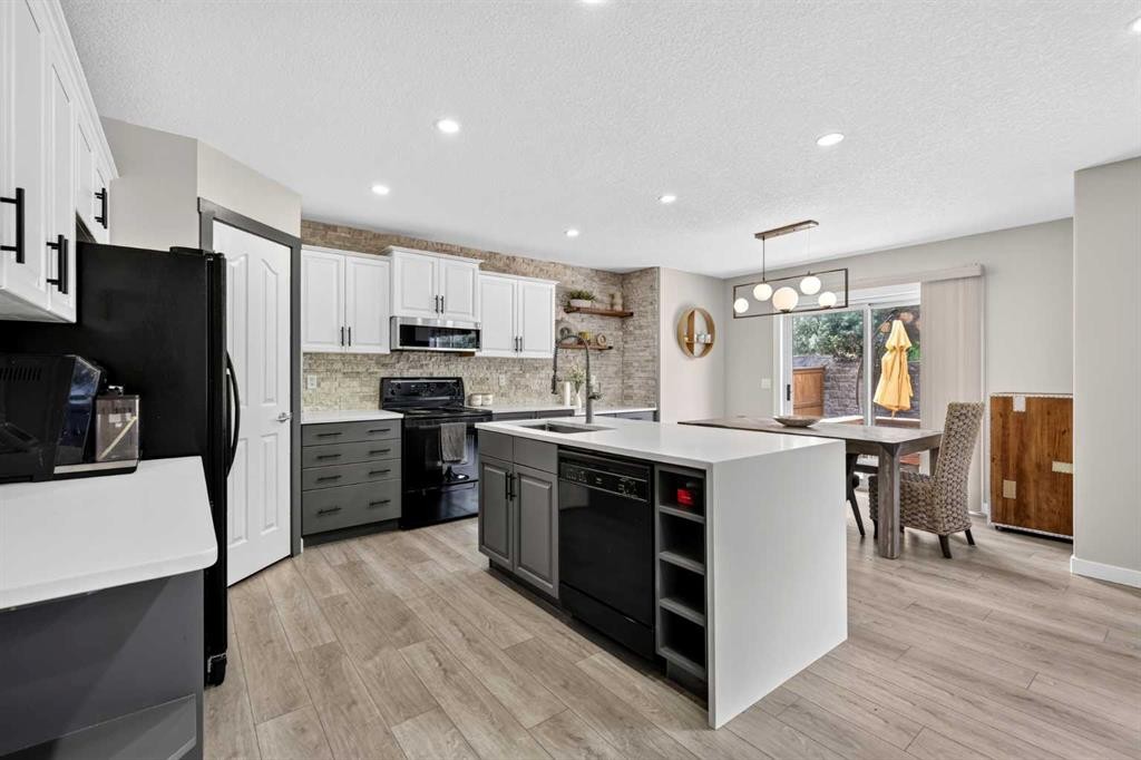 261 Panamount Hill Nw, Calgary, AB - Indoor Photo Showing Kitchen