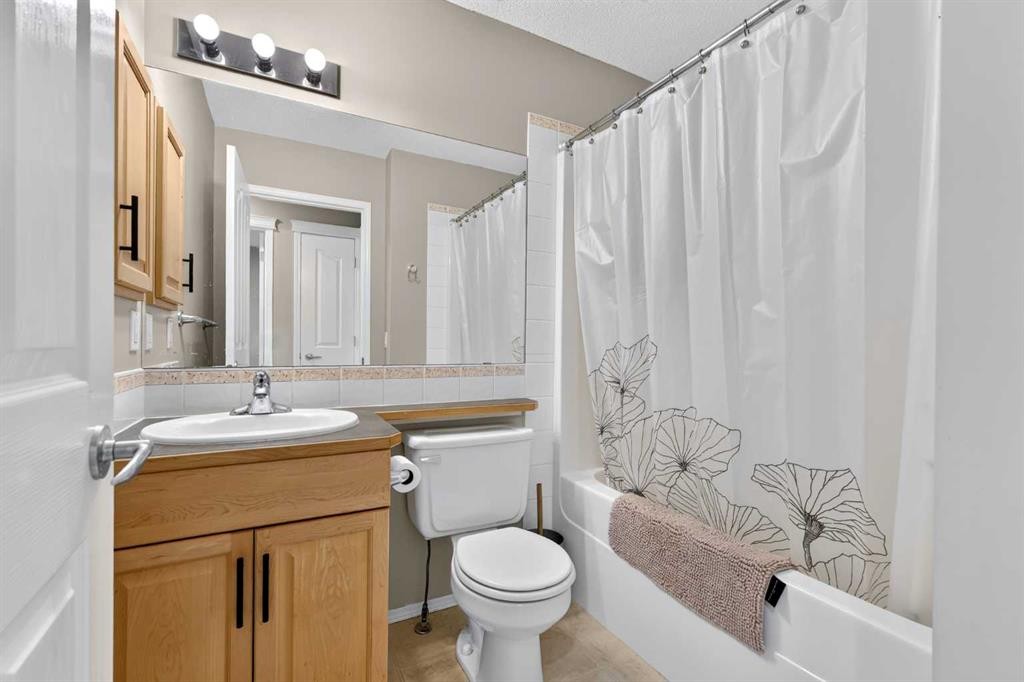 261 Panamount Hill Nw, Calgary, AB - Indoor Photo Showing Bathroom