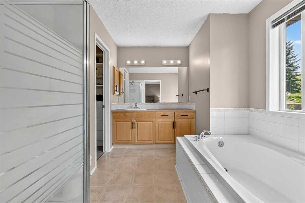 261 Panamount Hill Nw, Calgary, AB - Indoor Photo Showing Bathroom