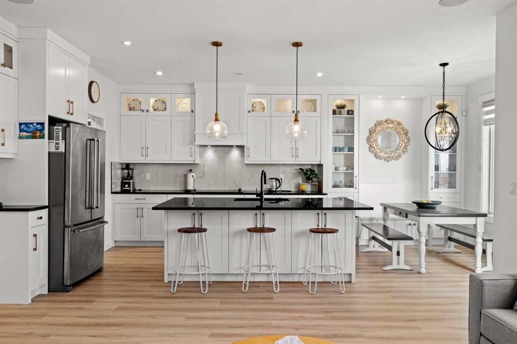 4524 87 Avenue Ne, Calgary, AB - Indoor Photo Showing Kitchen With Upgraded Kitchen
