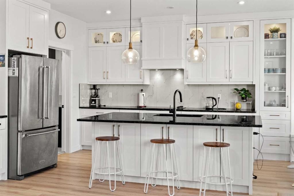 4524 87 Avenue Ne, Calgary, AB - Indoor Photo Showing Kitchen With Upgraded Kitchen