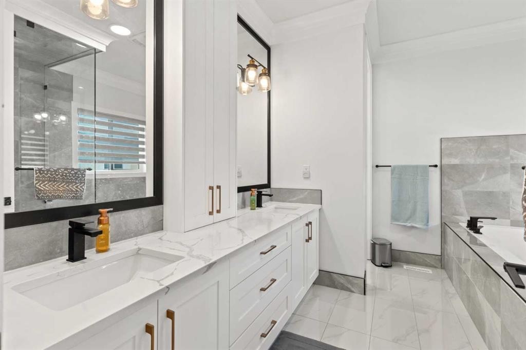 4524 87 Avenue Ne, Calgary, AB - Indoor Photo Showing Bathroom
