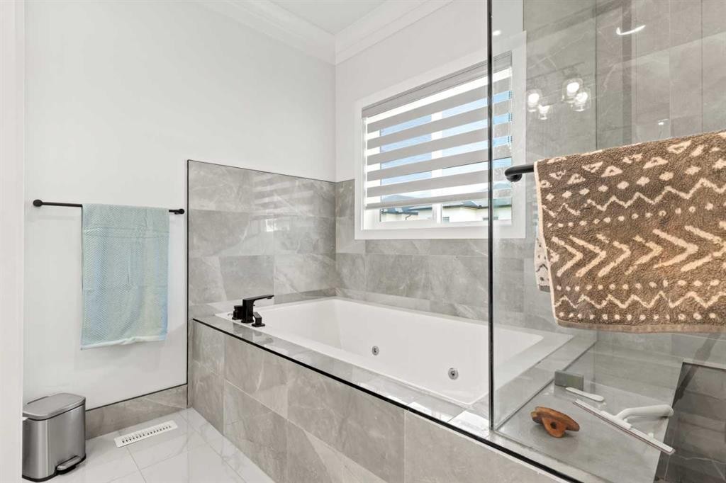 4524 87 Avenue Ne, Calgary, AB - Indoor Photo Showing Bathroom