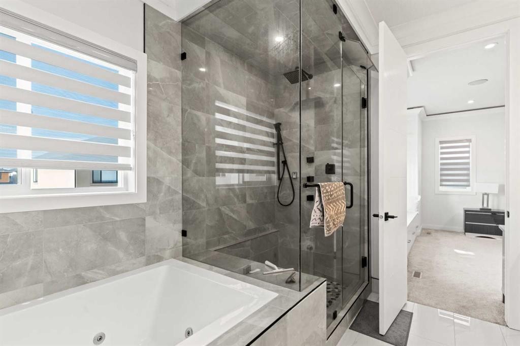 4524 87 Avenue Ne, Calgary, AB - Indoor Photo Showing Bathroom