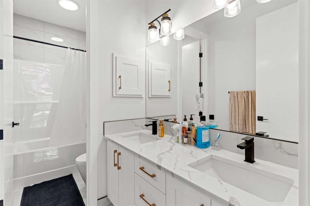 4524 87 Avenue Ne, Calgary, AB - Indoor Photo Showing Bathroom