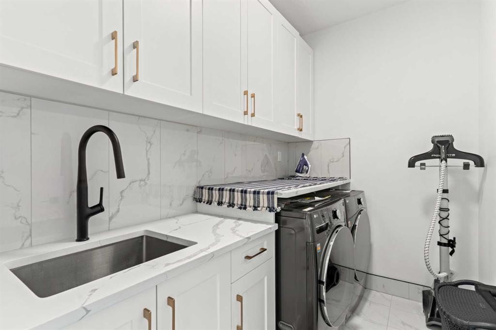 4524 87 Avenue Ne, Calgary, AB - Indoor Photo Showing Laundry Room