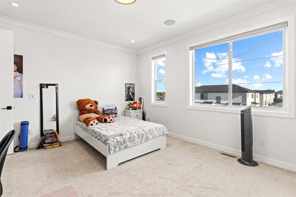 4524 87 Avenue Ne, Calgary, AB - Indoor Photo Showing Bedroom
