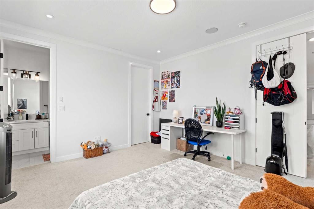4524 87 Avenue Ne, Calgary, AB - Indoor Photo Showing Bedroom