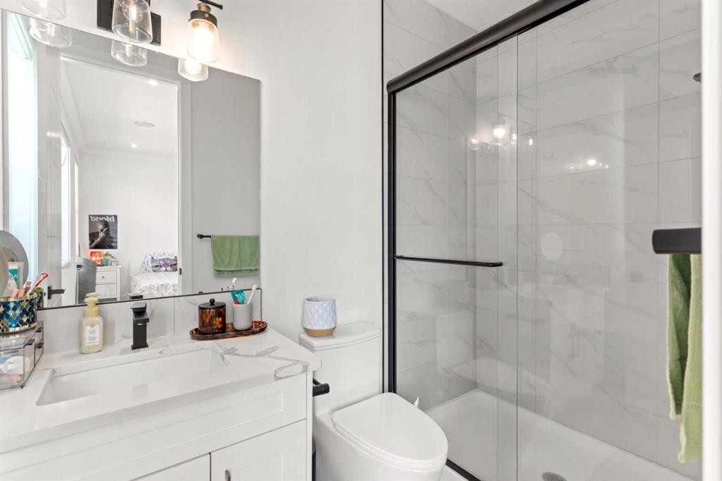 4524 87 Avenue Ne, Calgary, AB - Indoor Photo Showing Bathroom