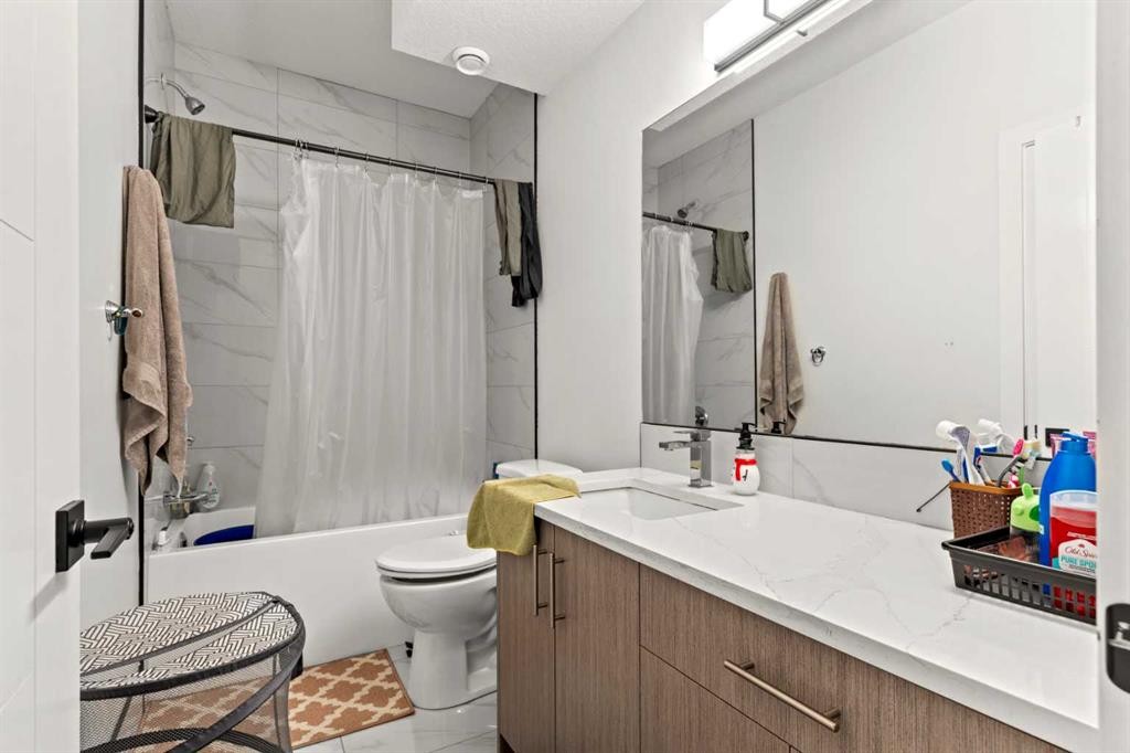 4524 87 Avenue Ne, Calgary, AB - Indoor Photo Showing Bathroom