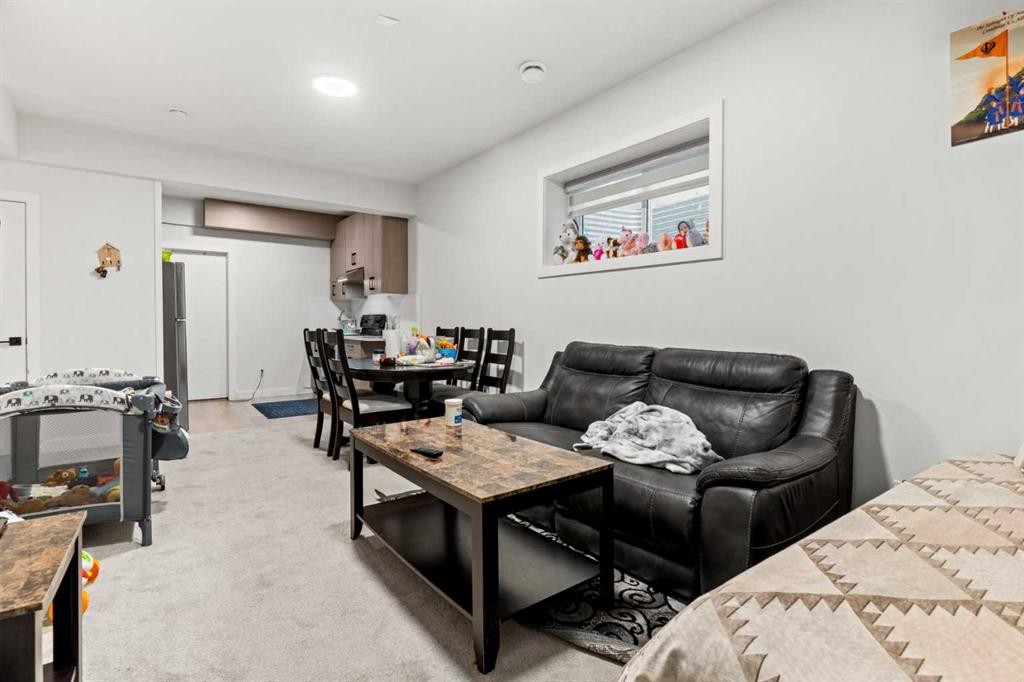 4524 87 Avenue Ne, Calgary, AB - Indoor Photo Showing Living Room