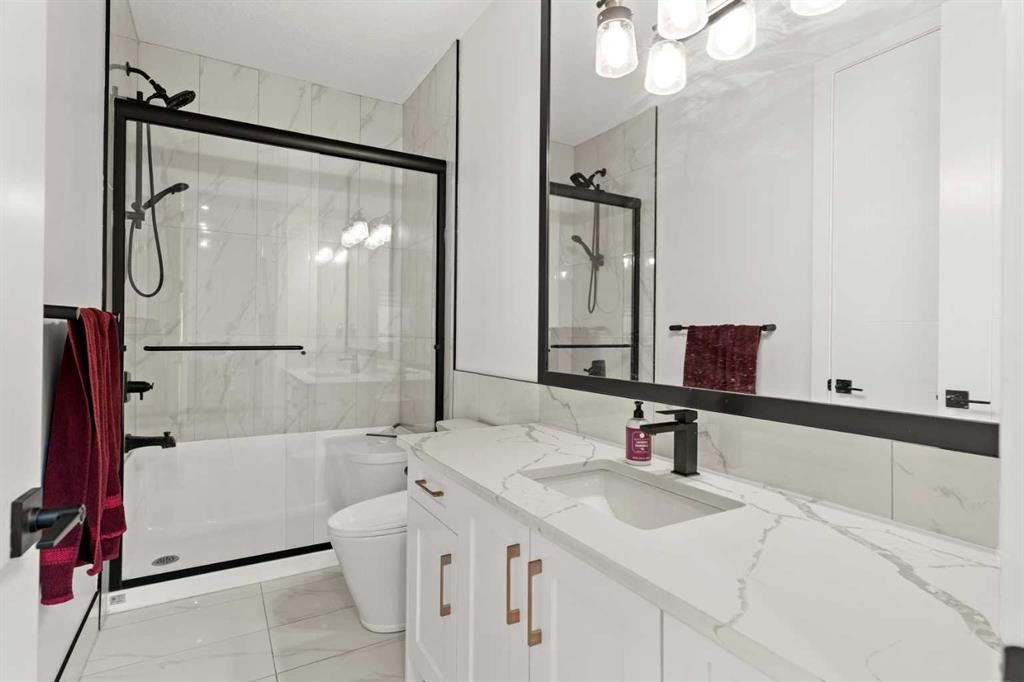 4524 87 Avenue Ne, Calgary, AB - Indoor Photo Showing Bathroom