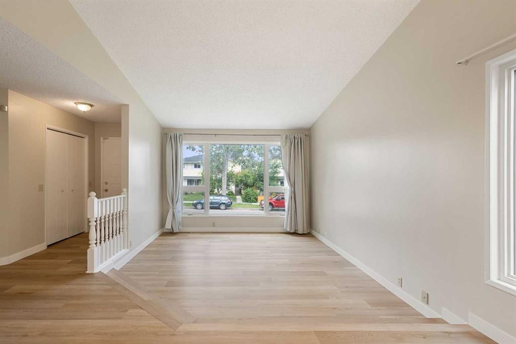 1111 Berkley Drive Nw, Calgary, AB - Indoor Photo Showing Other Room