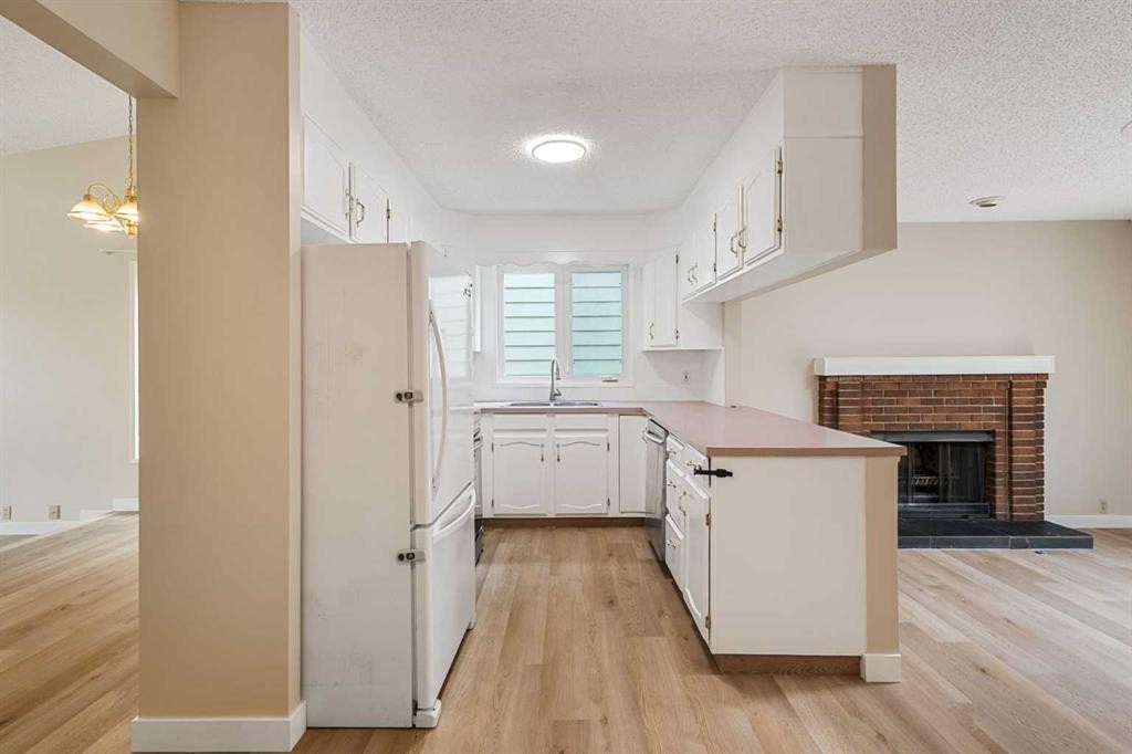 1111 Berkley Drive Nw, Calgary, AB - Indoor Photo Showing Kitchen