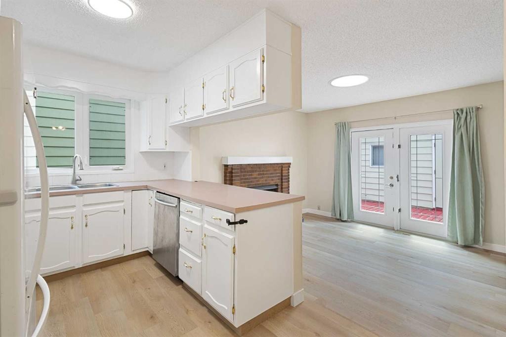1111 Berkley Drive Nw, Calgary, AB - Indoor Photo Showing Kitchen With Double Sink