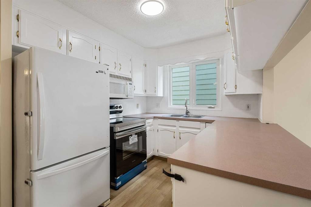 1111 Berkley Drive Nw, Calgary, AB - Indoor Photo Showing Kitchen With Double Sink