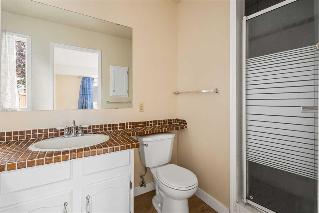 1111 Berkley Drive Nw, Calgary, AB - Indoor Photo Showing Bathroom