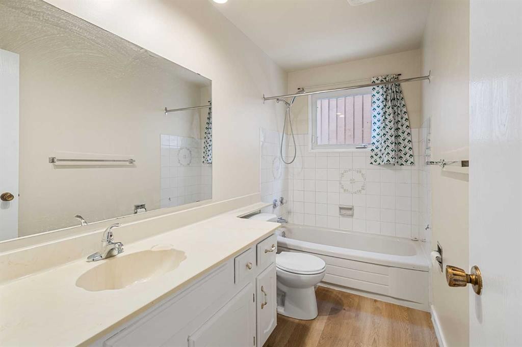 1111 Berkley Drive Nw, Calgary, AB - Indoor Photo Showing Bathroom