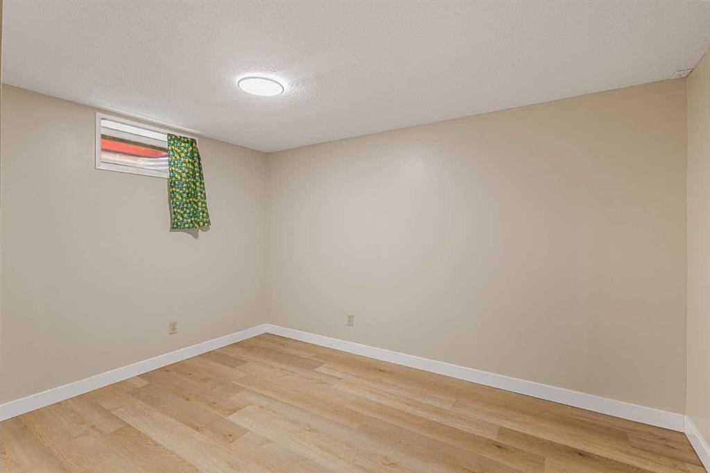 1111 Berkley Drive Nw, Calgary, AB - Indoor Photo Showing Other Room