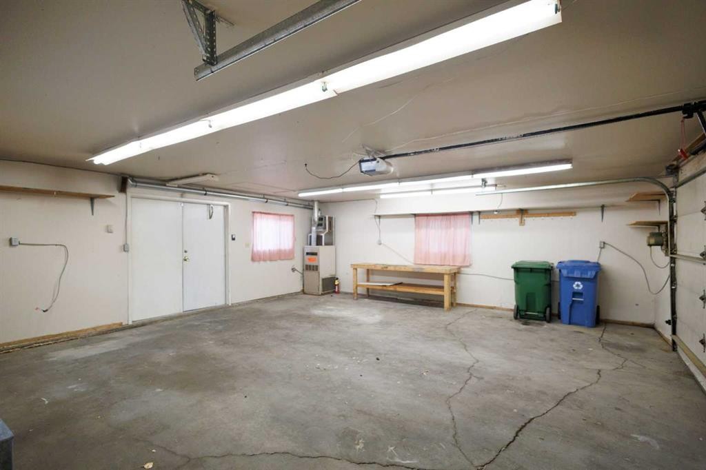 1111 Berkley Drive Nw, Calgary, AB - Indoor Photo Showing Garage
