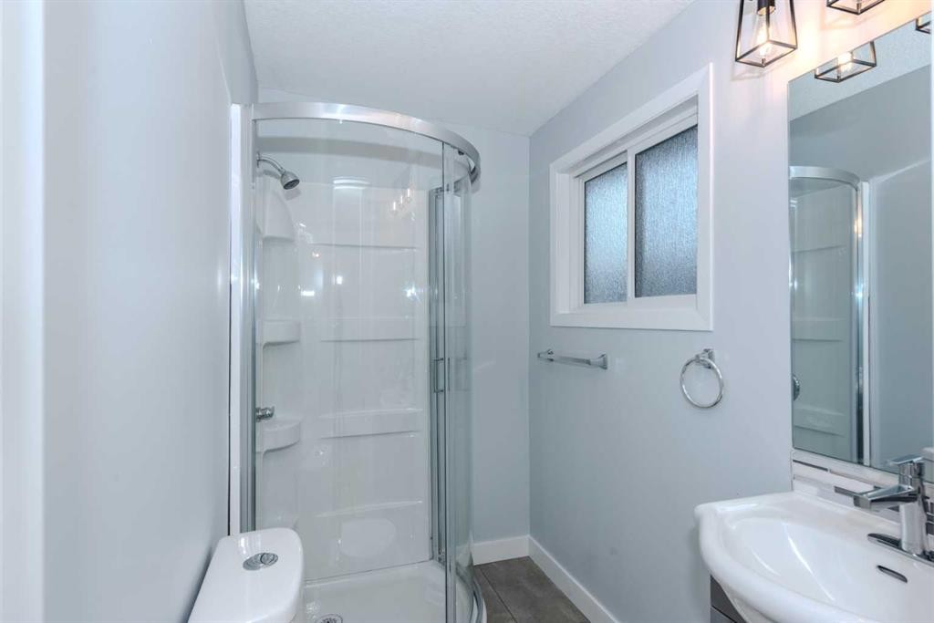 5655 Dalhousie Drive Nw, Calgary, AB - Indoor Photo Showing Bathroom